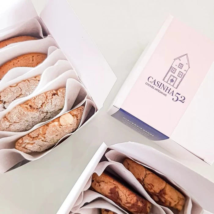 Caixas de cookies da Casinha 52 com a embalagem da marca